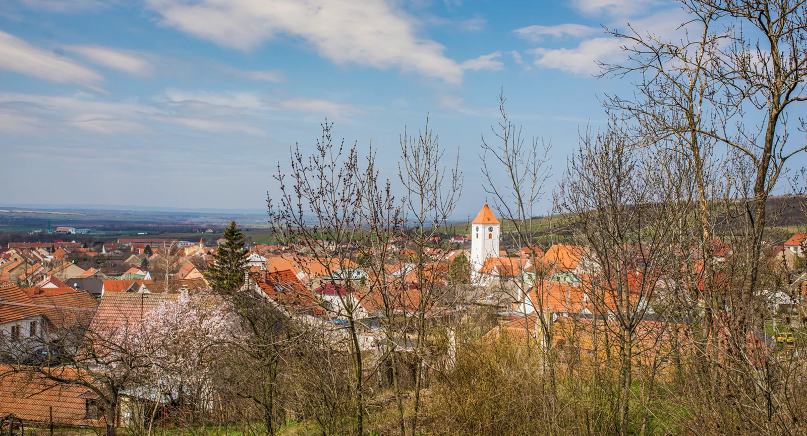 Pohled na obec Perná a kostel